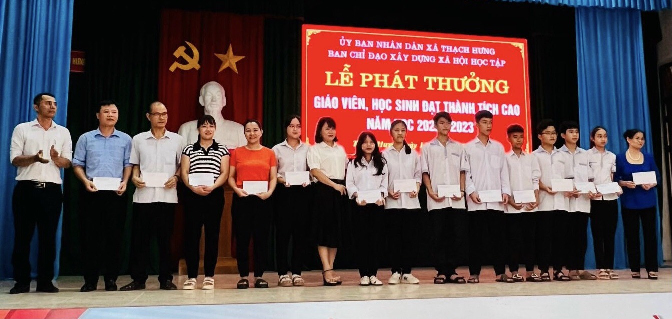 Trao quà học sinh giỏi thành phố