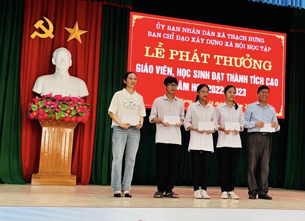 Trao quà cho học sinh giỏi Tỉnh